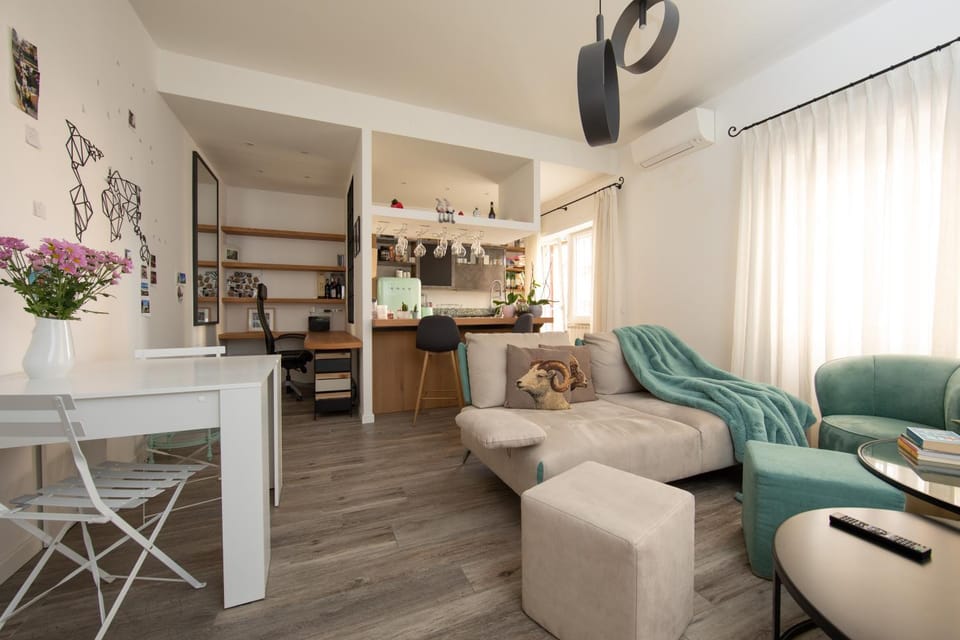 Kitchen or kitchenette, Seating area, Dining area