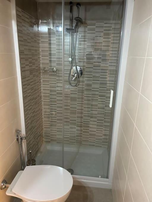 Shower, Toilet
