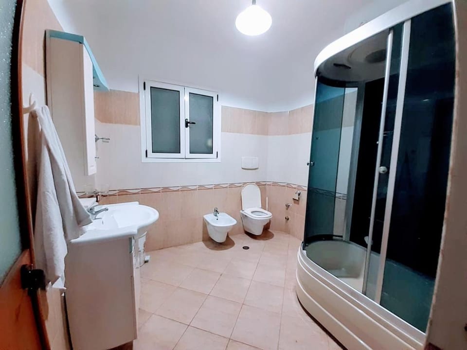 Shower, Toilet, Bathroom, bidet, towels