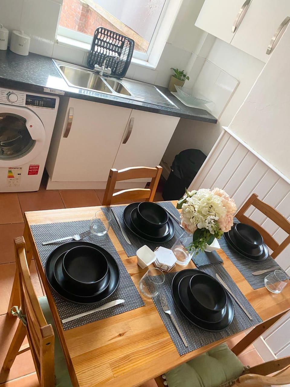 Kitchen or kitchenette, Dining area