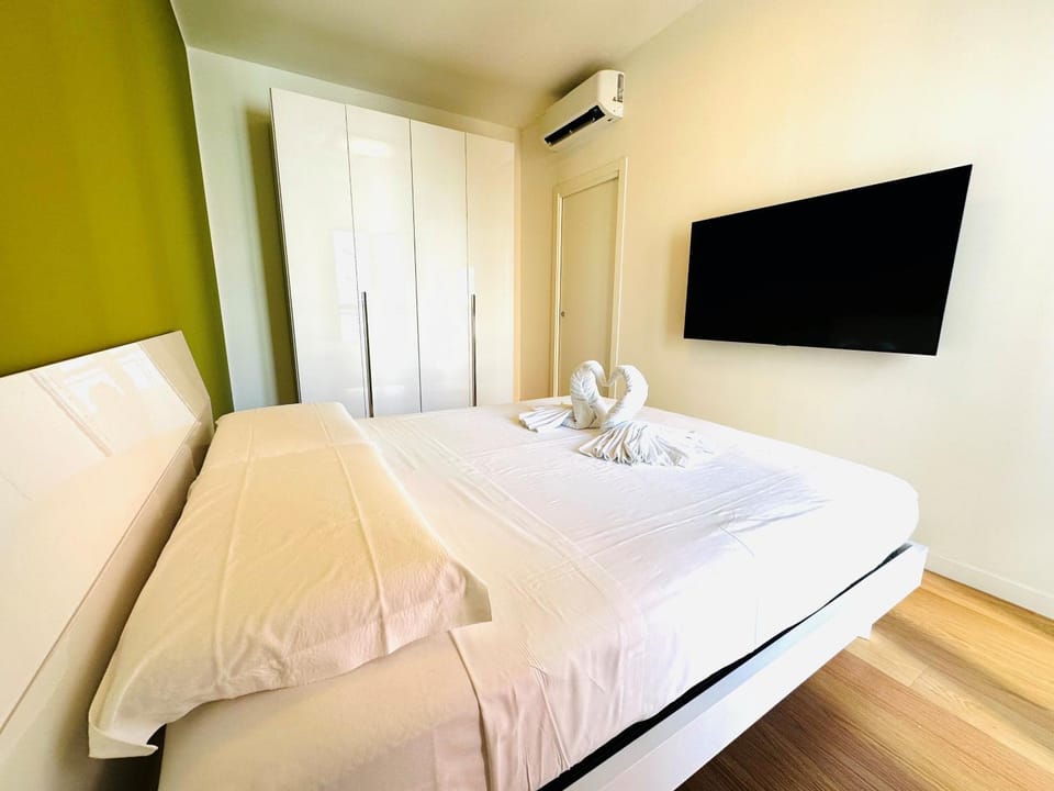 Bed, TV and multimedia, Bedroom, towels, air conditioner