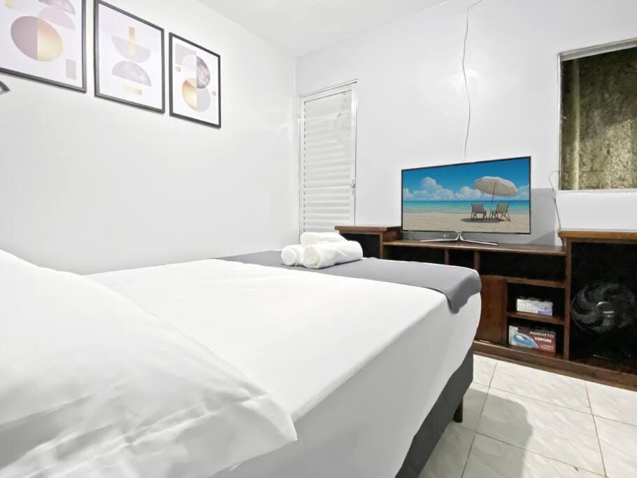 Bed, TV and multimedia, Photo of the whole room, Bedroom
