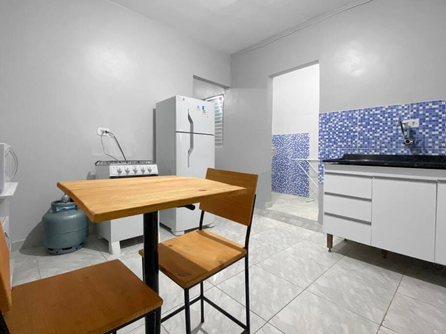 Kitchen or kitchenette, Dining area, oven