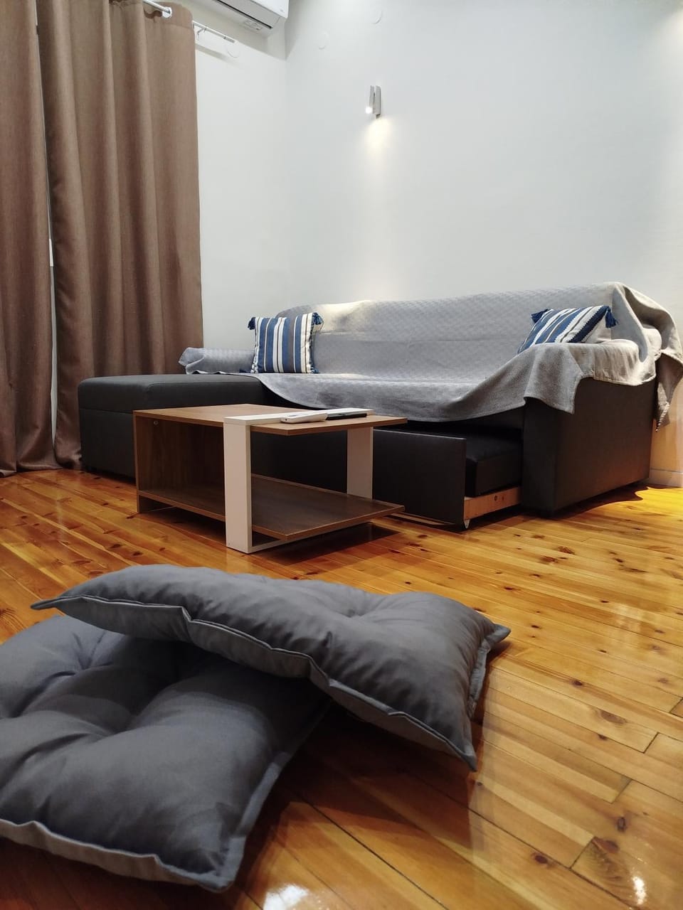 TV and multimedia, Living room, Seating area, air conditioner