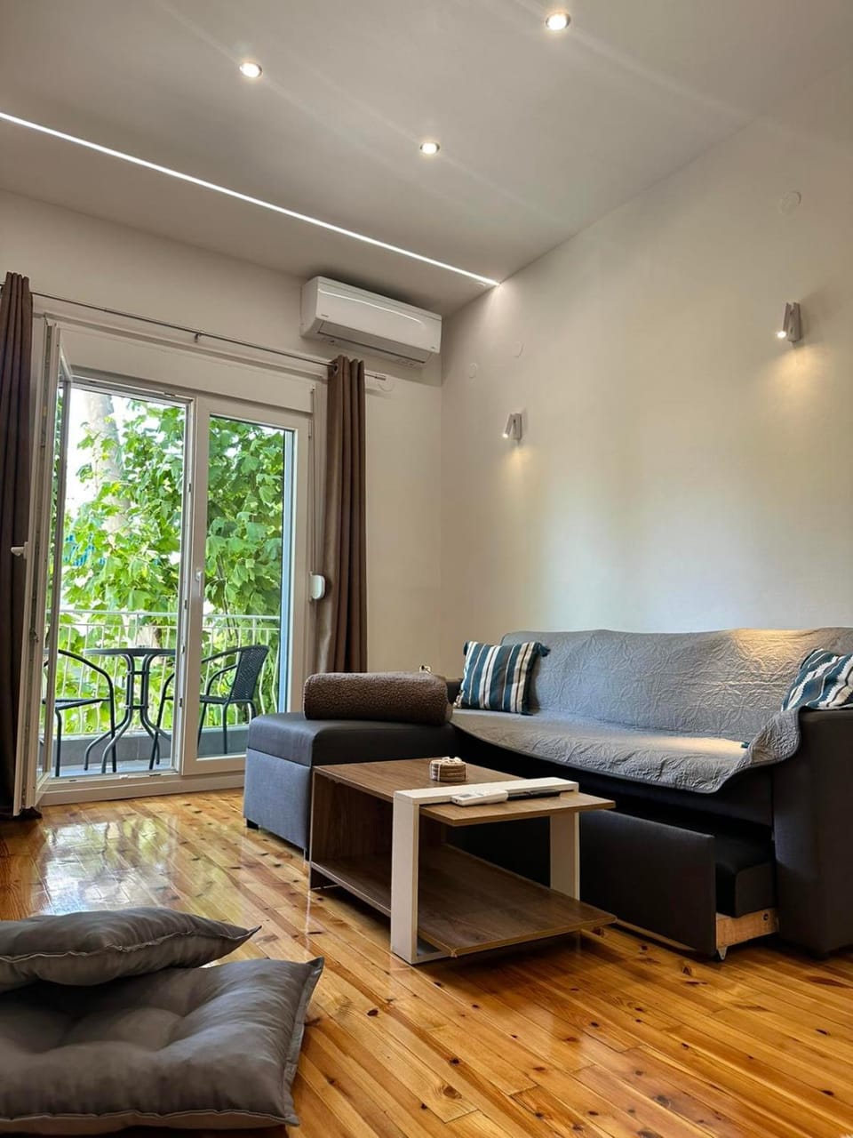 Living room, Seating area, air conditioner
