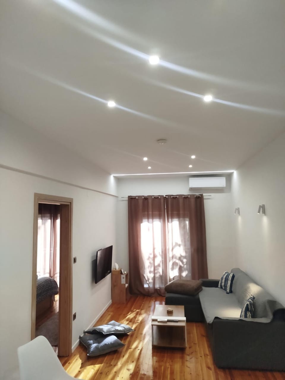 TV and multimedia, Living room, Seating area, air conditioner