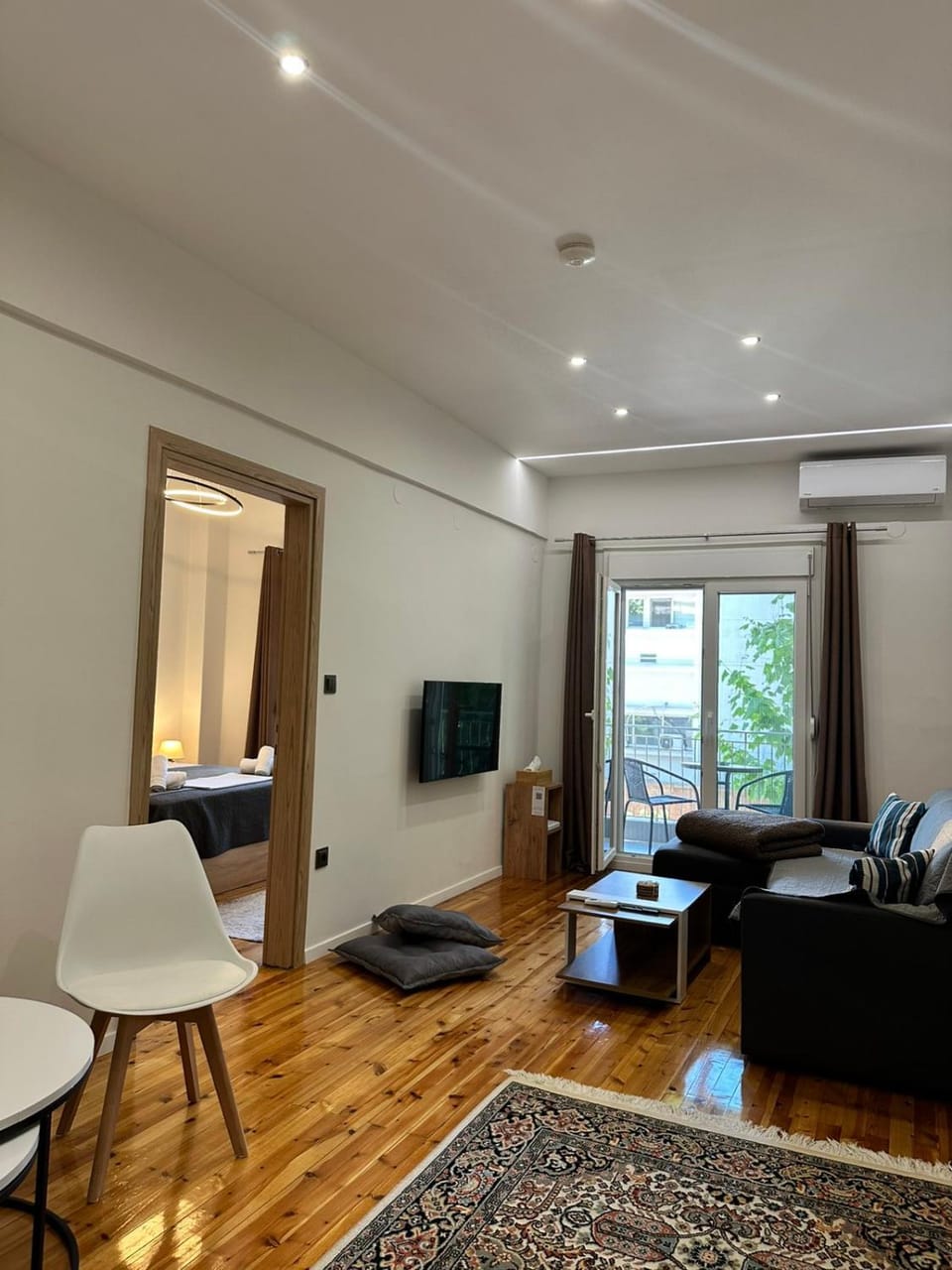 TV and multimedia, Living room, Seating area, Evening entertainment