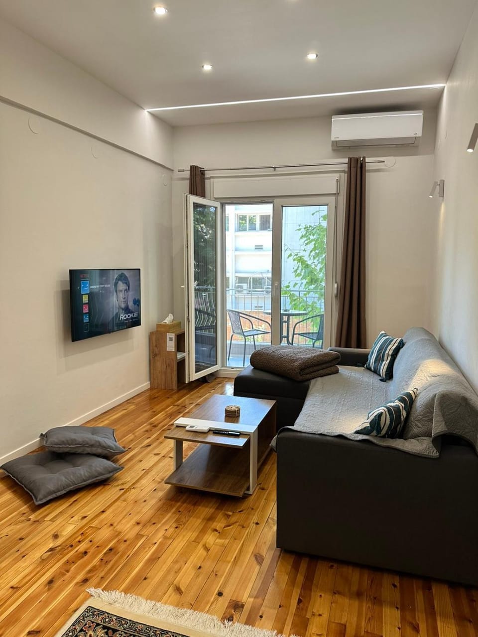 TV and multimedia, Living room, Seating area, air conditioner