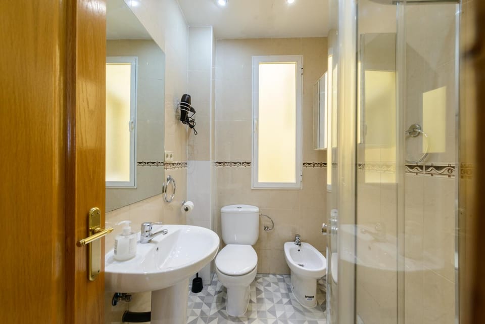 Shower, Toilet, Bathroom, bidet, towels
