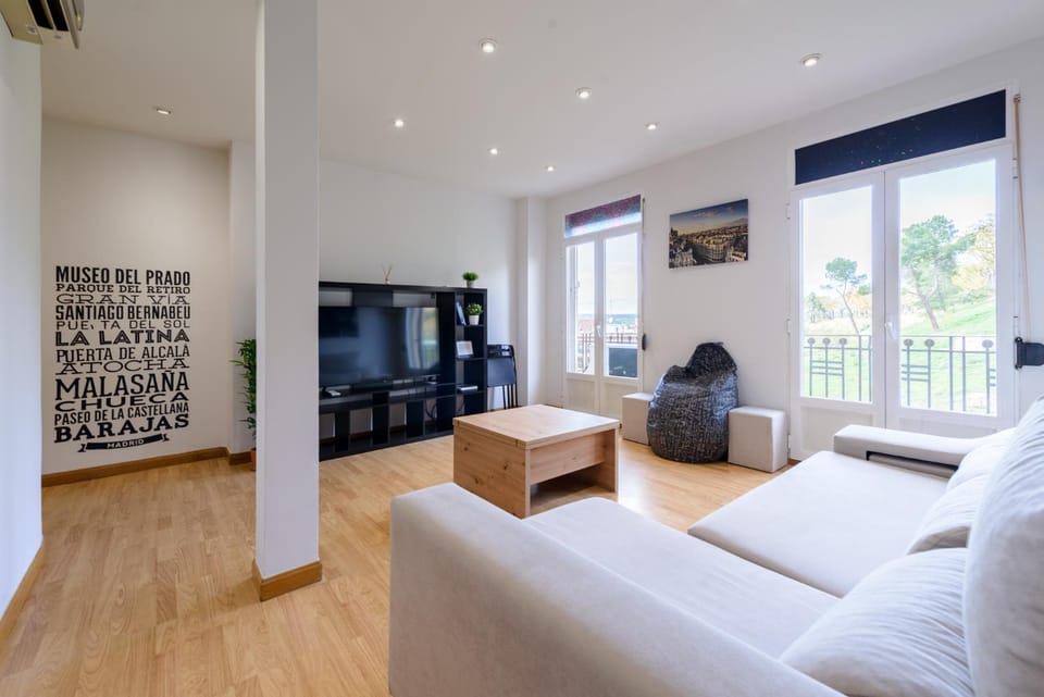 Communal lounge/ TV room, TV and multimedia, Living room, Seating area