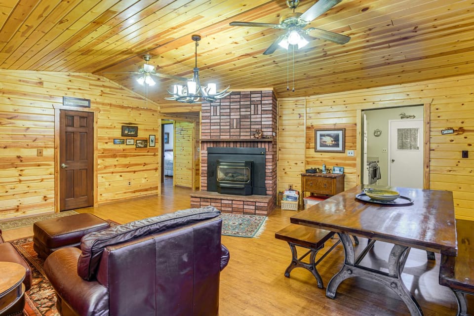 Island Park Fishing Cabin - Walk to Henry’s Fork! Cabin in Island Park