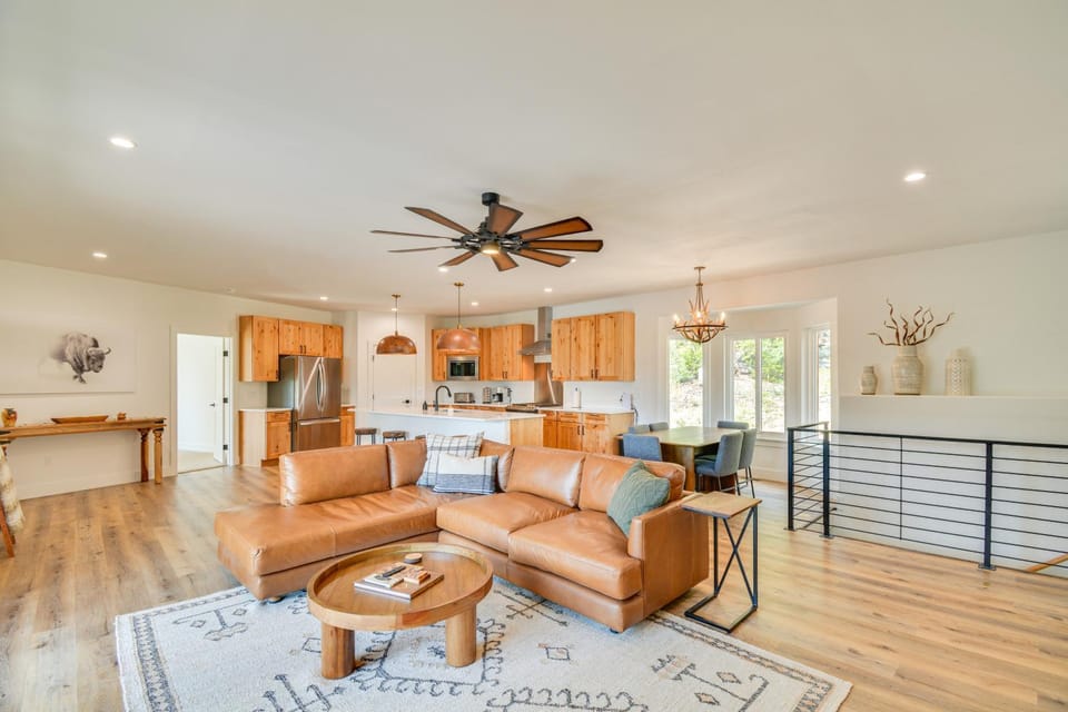2 Mi to Lake: Stunning Twin Lakes Home w/ Deck House in Colorado