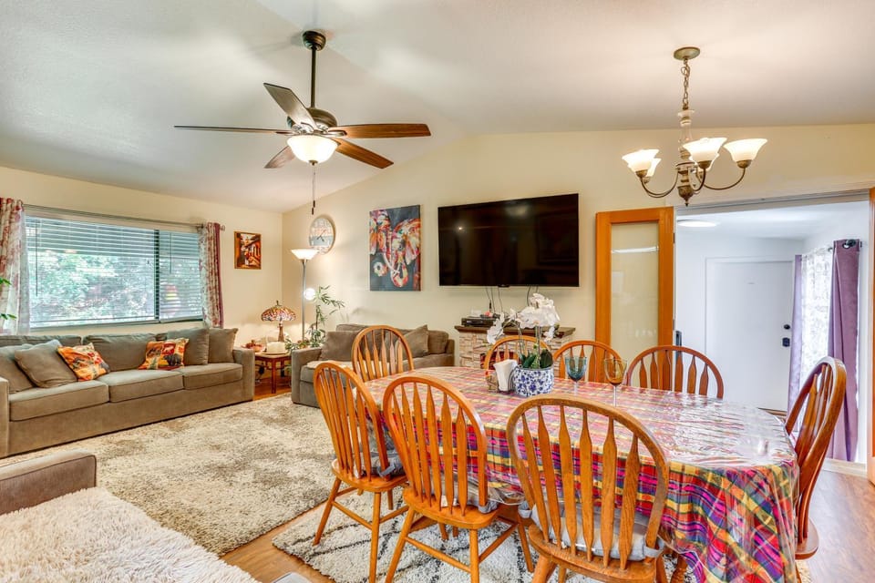 Hot Tub, Dog-Friendly Yard! 3-Acre Redding Retreat House in Redding