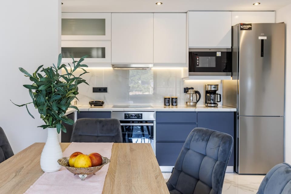 Kitchen or kitchenette, Dining area, oven, stove, toaster