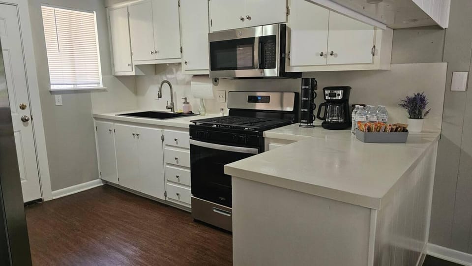 Homey 2BR Home Near Downtown & Airport House in Austin