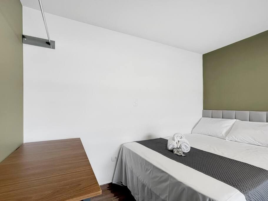 Bed, Photo of the whole room, Bedroom, towels