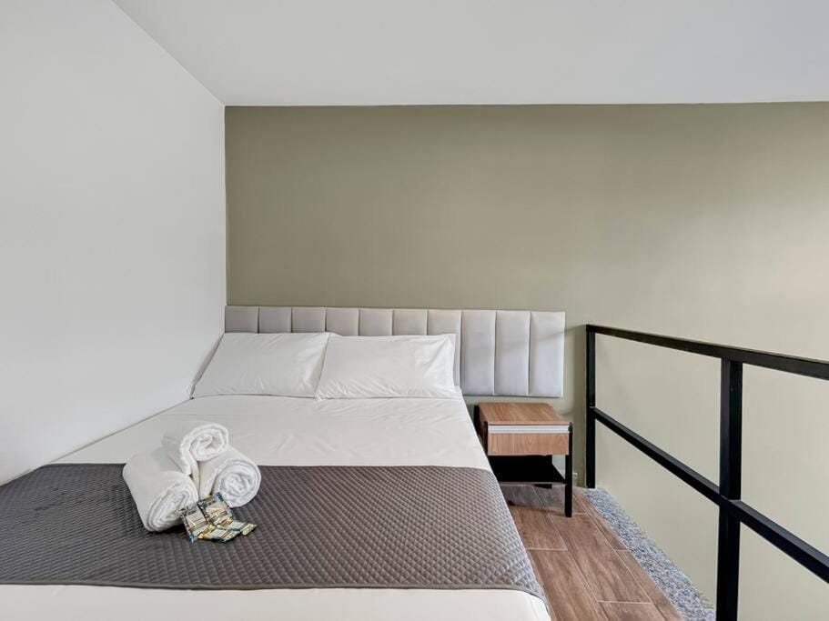 Bed, Photo of the whole room, Bedroom, towels