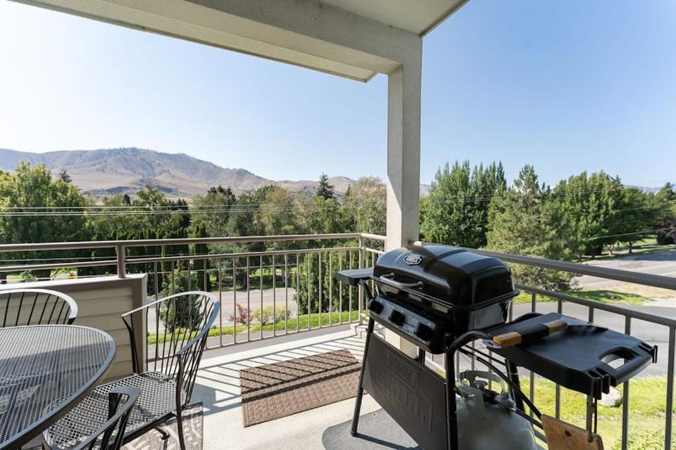 Park Pointe: City Sights Chalet (A204) Apartment in Chelan (In Town)