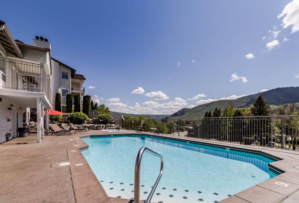 Park Pointe: Splendor on the Sun Deck (C202) Apartment in Chelan (In Town)
