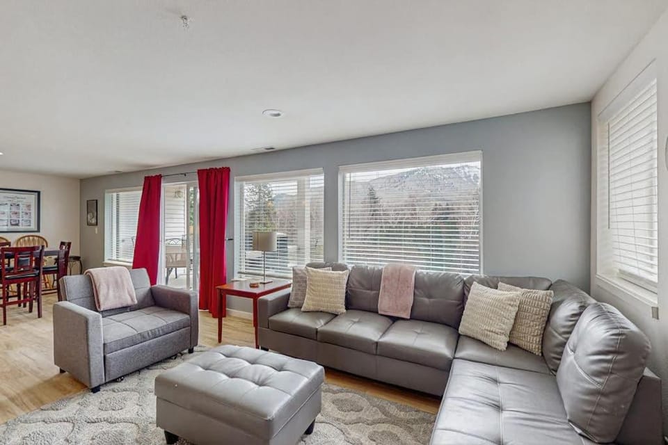 Park Pointe: (A104) Apartment in Chelan (In Town)