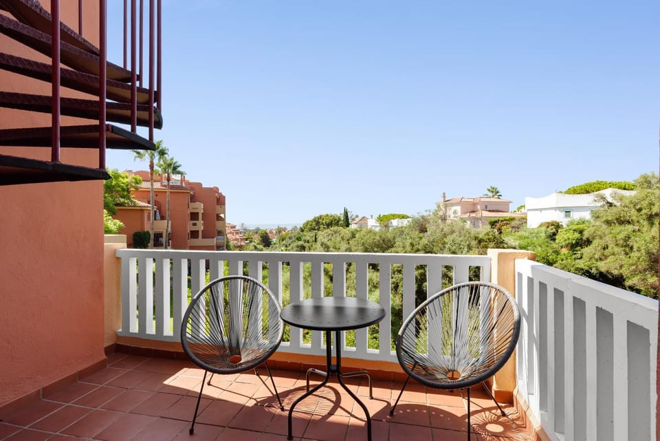 Patio, Day, Balcony/Terrace, Dining area