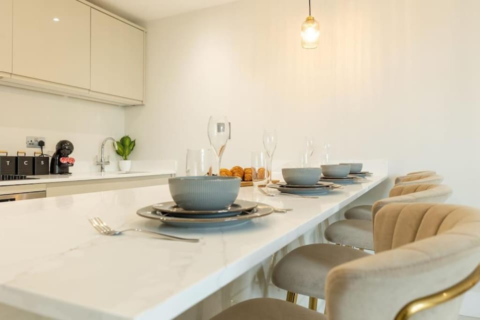 Kitchen or kitchenette, Living room, Food and drinks, Seating area, Dining area, Food