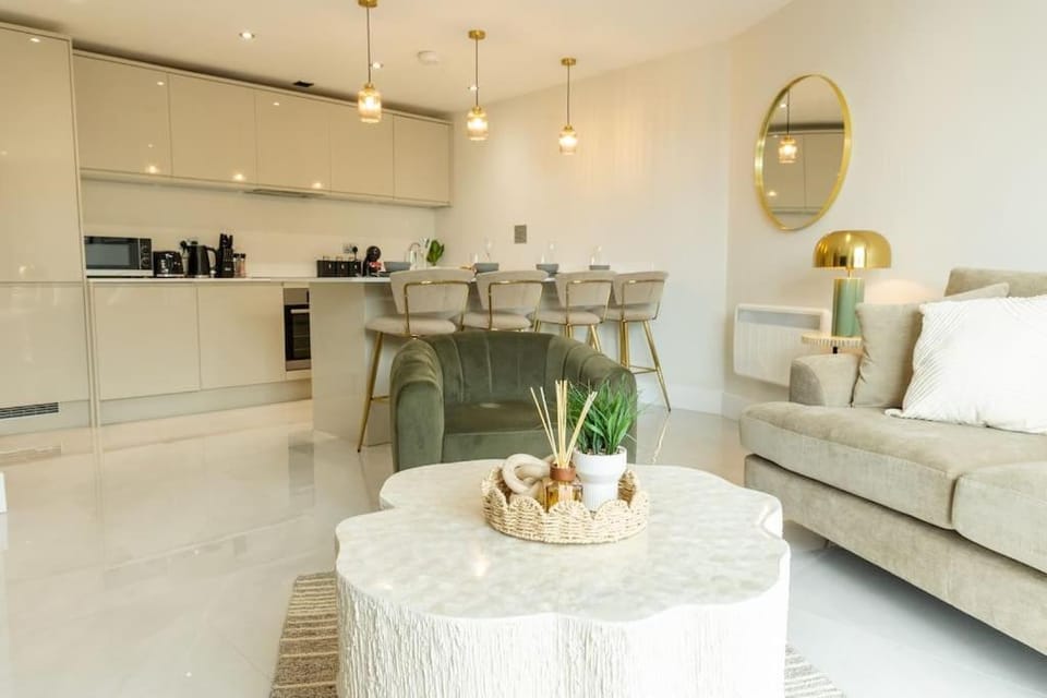 Coffee/tea facilities, Kitchen or kitchenette, Living room, Food and drinks, Seating area, Dining area, Food, stove, toaster