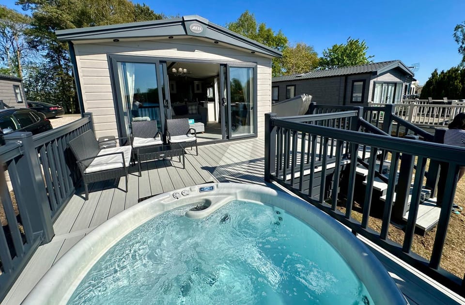 Exclusive Lakeside Holiday Lodge with Hot tub and Private Fishing Peg at Tattershall Lakes House in Tattershall