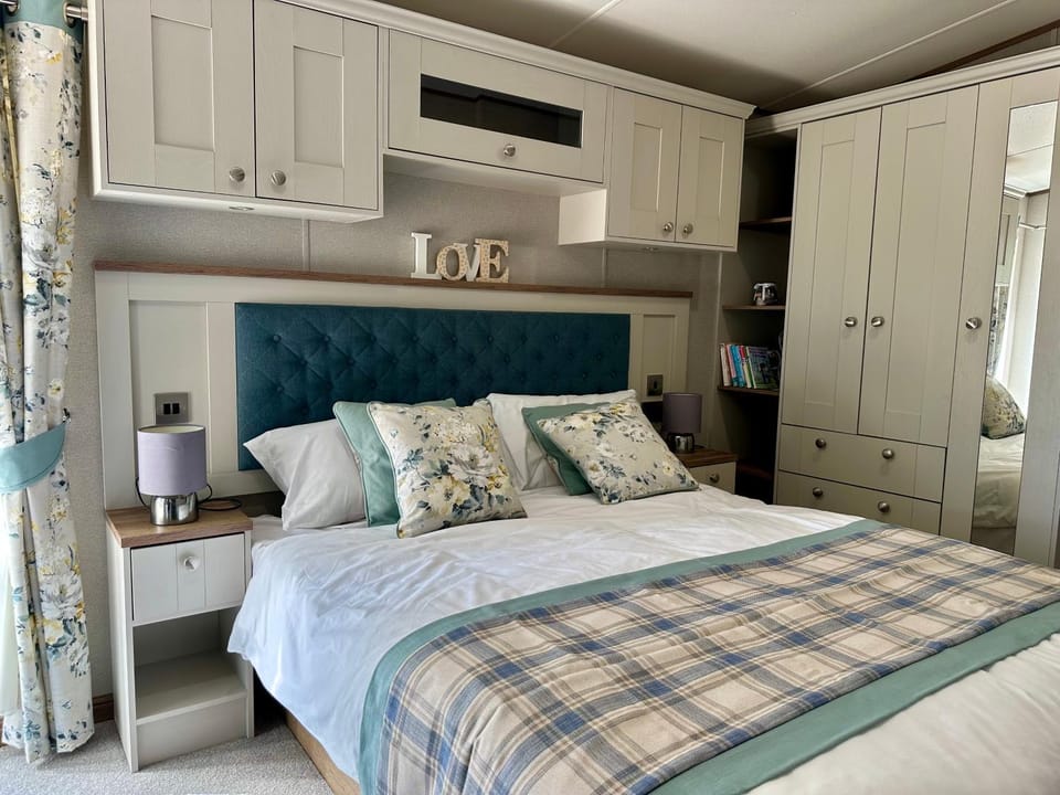 Exclusive Lakeside Holiday Lodge with Hot tub and Private Fishing Peg at Tattershall Lakes House in Tattershall