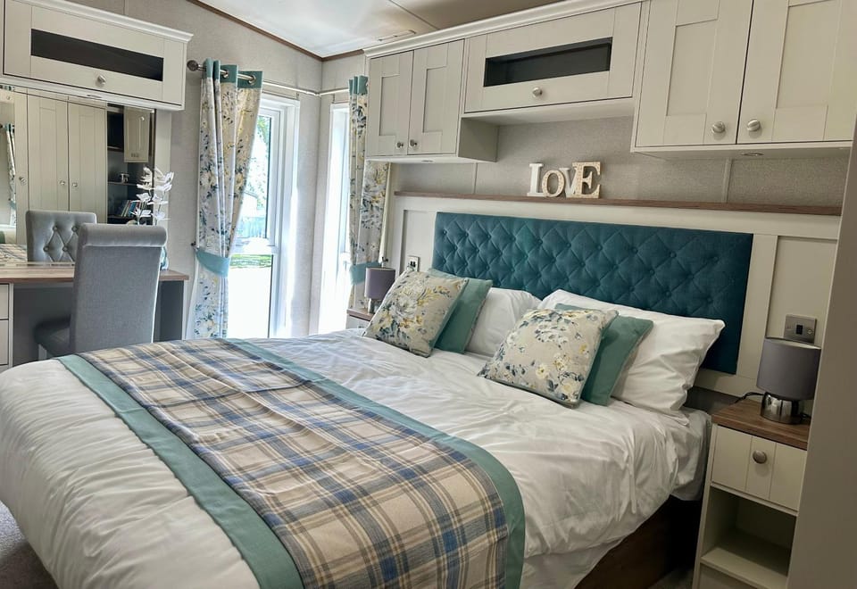 Exclusive Lakeside Holiday Lodge with Hot tub and Private Fishing Peg at Tattershall Lakes House in Tattershall