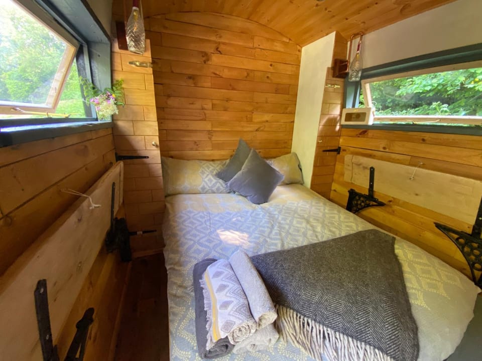 Dingle Glenn secluded woodland cabin & Hot Tub Cabin in Ashburton