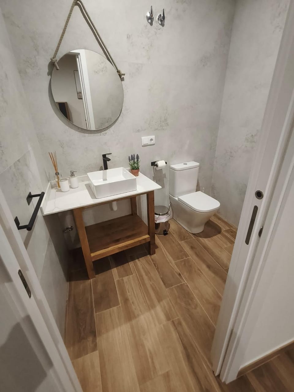Toilet, Bathroom, towels