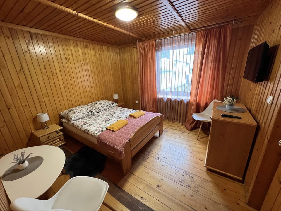 Bed, TV and multimedia, Photo of the whole room, Bedroom, towels