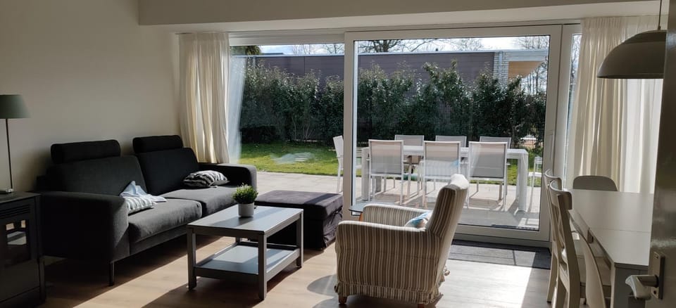 Day, Garden, View (from property/room), Balcony/Terrace, Living room, Seating area, Dining area, Garden view