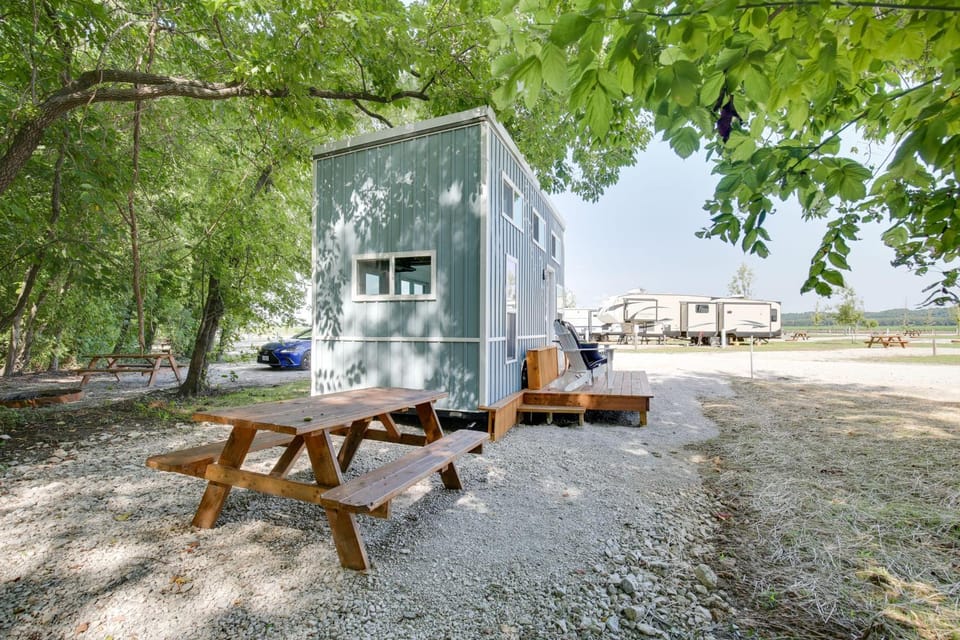 'The Chardonnay Chalet' Defiance Studio Trail! Apartment in Missouri