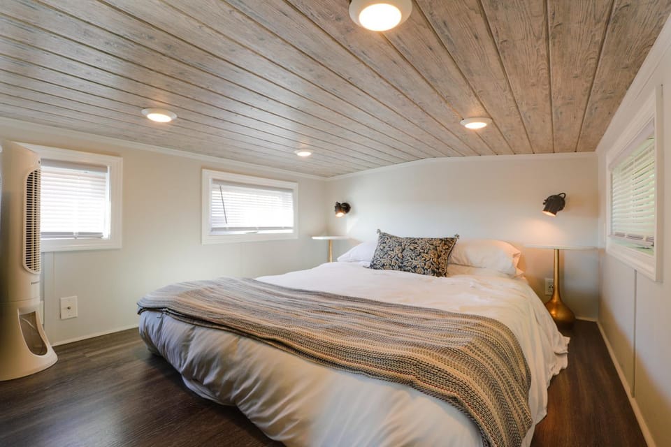 ‘The Merlot Bungalow’ Defiance Tiny Home on Trail Apartment in Missouri