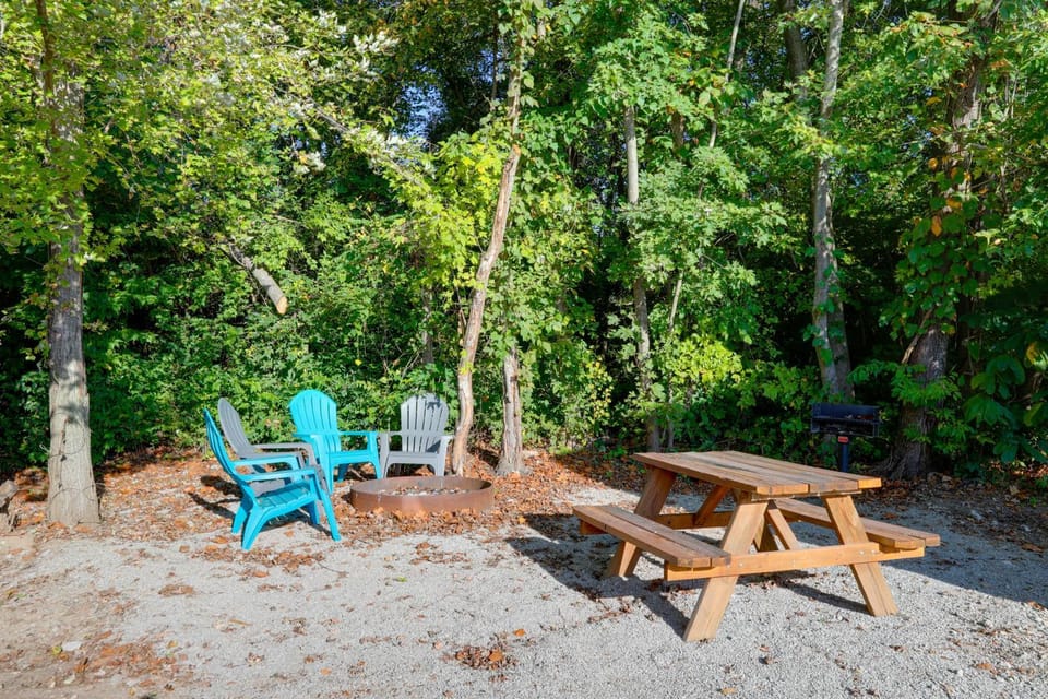 ‘The Merlot Bungalow’ Defiance Tiny Home on Trail Apartment in Missouri