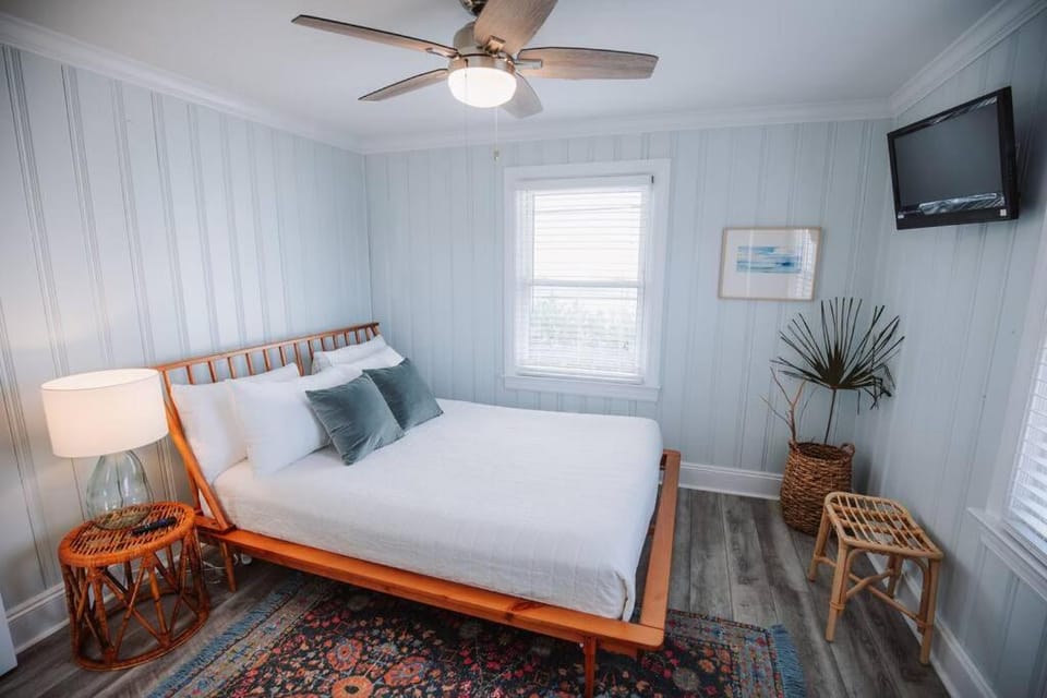 Dreamy Cottage 2 Blocks to Beach, Boardwalk & Lake House in Carolina Beach