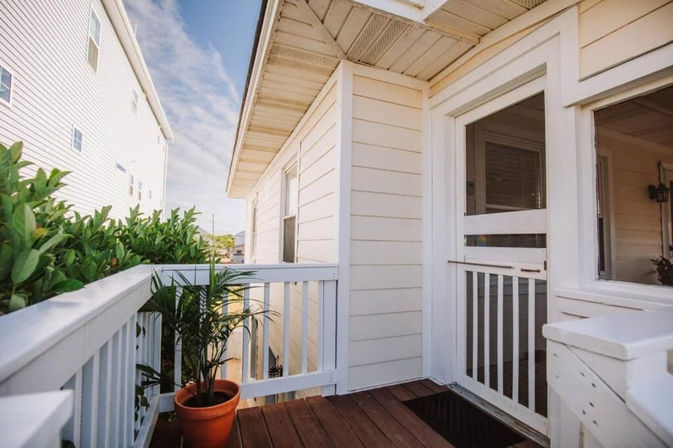Dreamy Cottage 2 Blocks to Beach, Boardwalk & Lake House in Carolina Beach