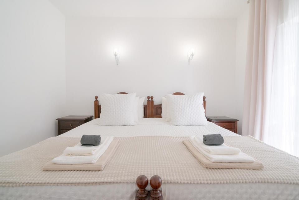 Bed, Bedroom, towels