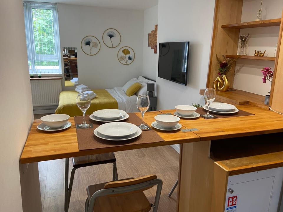 Dining area, minibar