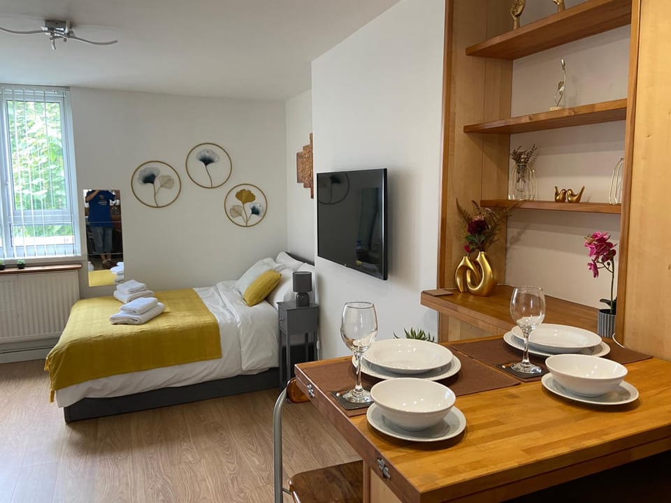 Bed, Coffee/tea facilities, Living room, Photo of the whole room, Seating area, Dining area