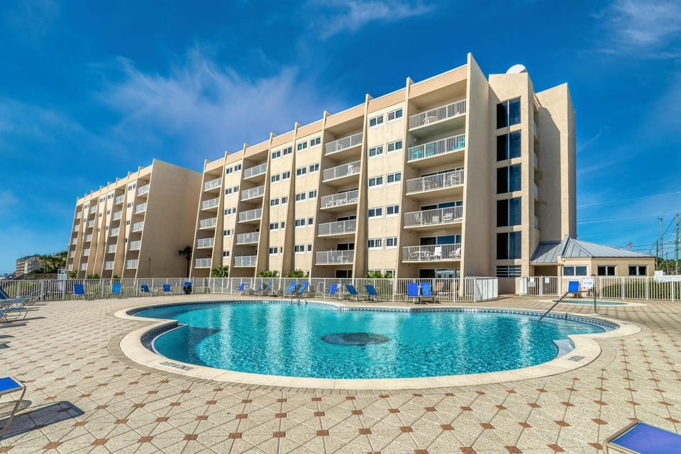 Property building, Day, Pool view, Swimming pool, sunbed
