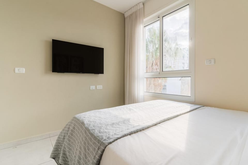 Bed, TV and multimedia, Bedroom
