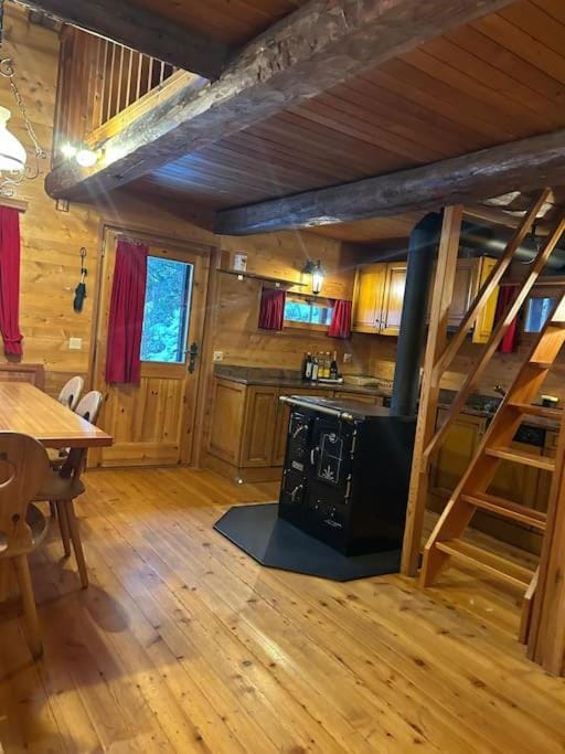 Magnifique racard rénové isolé 10 minutes de marche Chalet in Canton of Valais