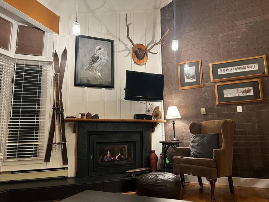 Ski In, Ski Out Cozy Creek Side Cabin w Front Yard Cabin in Steamboat Springs