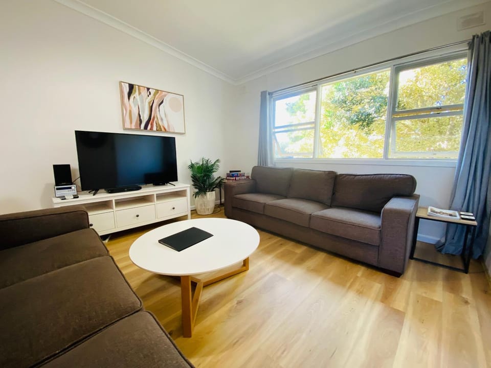 Large Home and Yard Gateway to Barossa, Davoren Park House in Adelaide