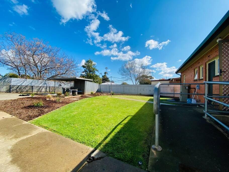 Large Home and Yard Gateway to Barossa, Davoren Park House in Adelaide