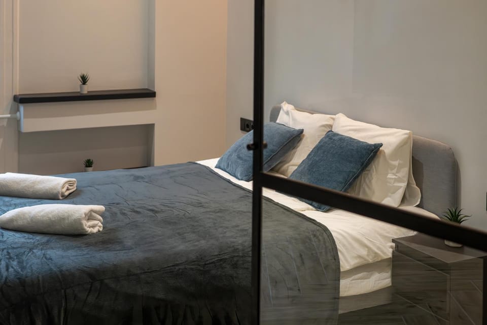 Bed, Bedroom, towels