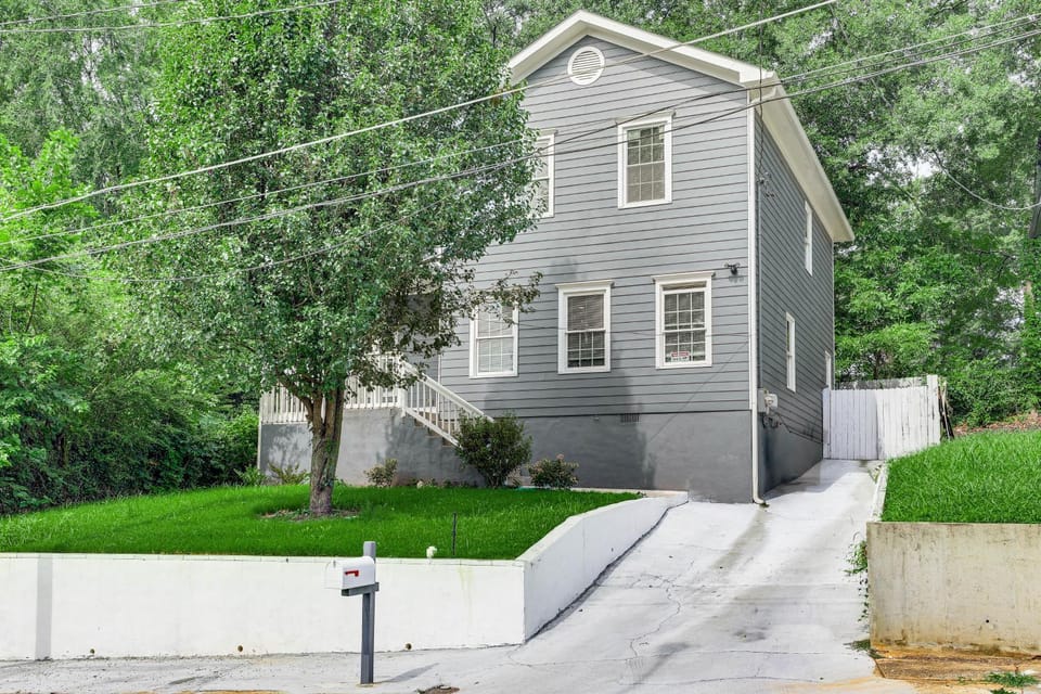 Walk to Mercedes-Benz! Centrally Located ATL Base House in Atlanta